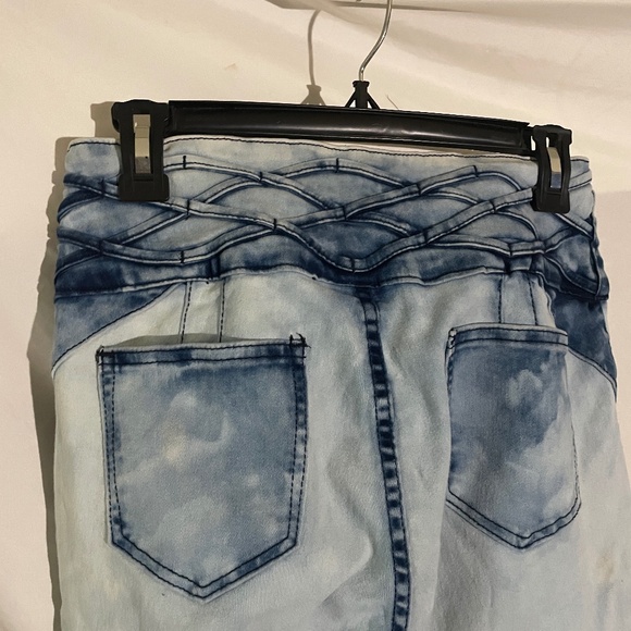 Short distressed blue jean Capris - Picture 4 of 6